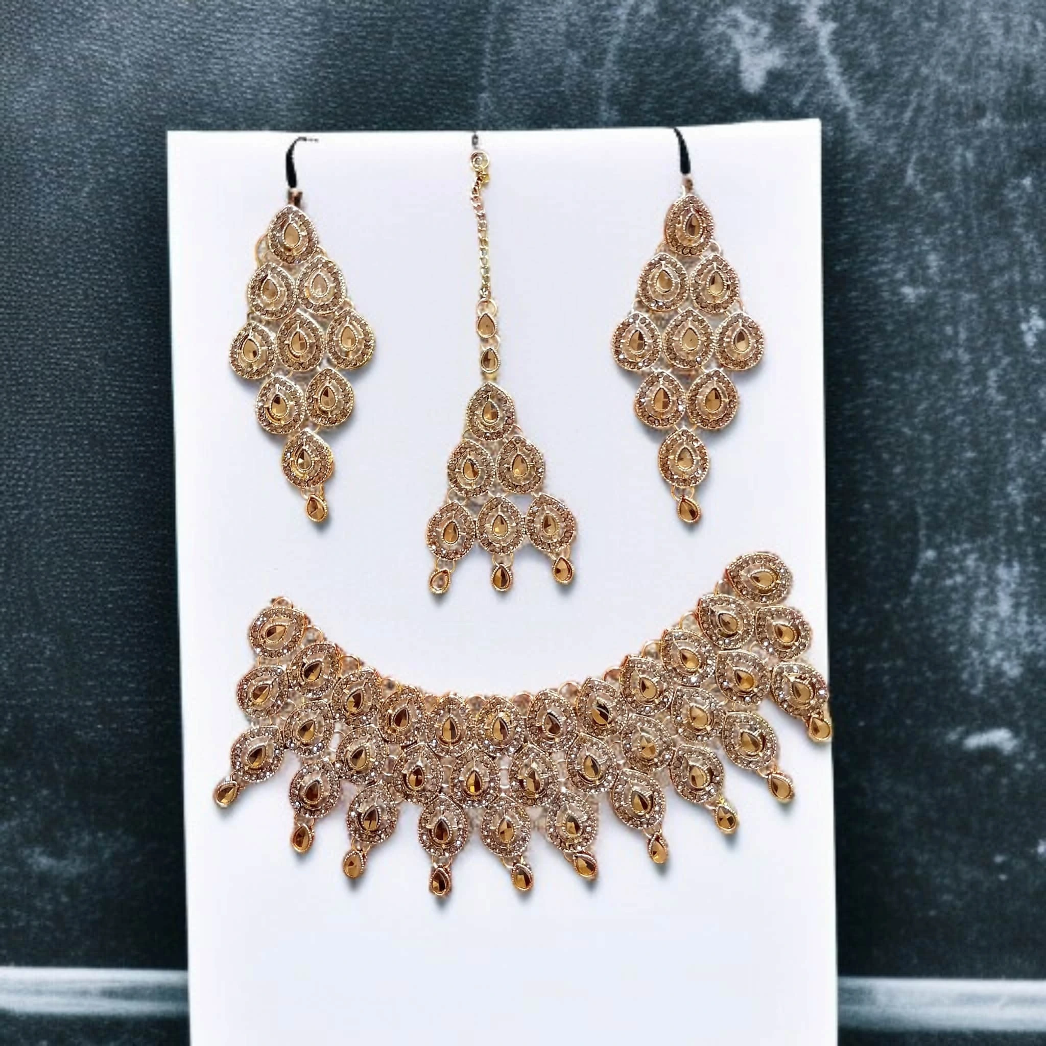 Buy Golden colour jewellery set with necklace , earrings and tikka at best price in pakistan